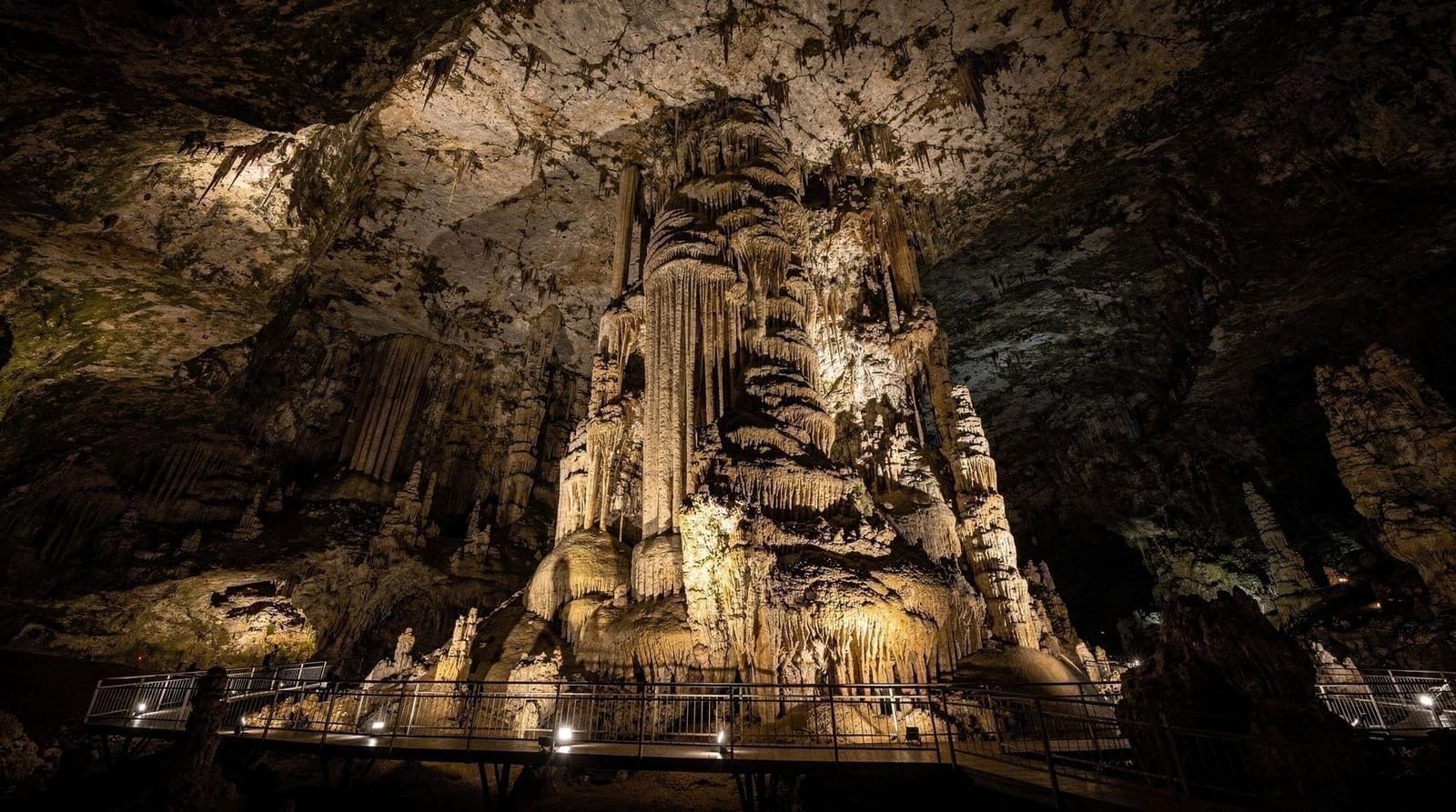 Ispinigoli cave near Dorgali and its 38-metre column